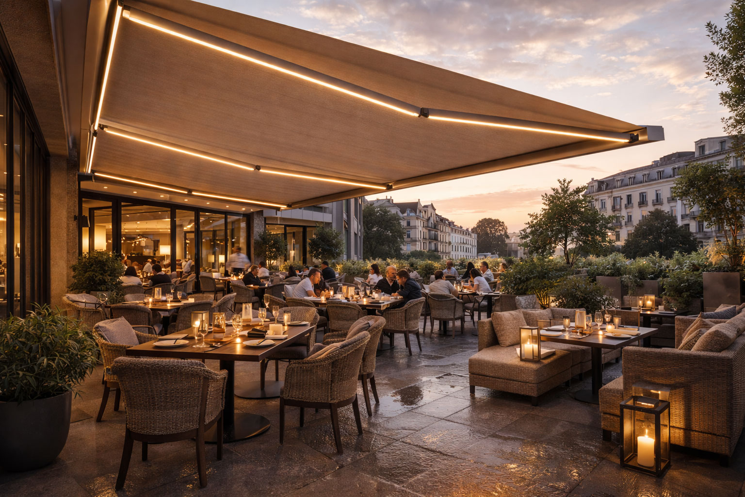 Toldos retráctiles instalados en terraza de restaurante en Madrid con iluminación y zona exterior para clientes